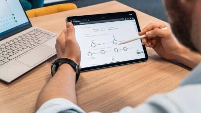 Student učící se na tabletu z&nbsp;online kurzu Bmedic v&nbsp;rámci přípravy na slovenské lékařské fakulty