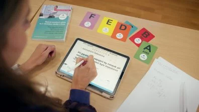 Studentka při výuce fyziky na prezenčním kurzu Bmedic s&nbsp;tabletem, tištěnými materiály a&nbsp;hlasovacími kartičkami.