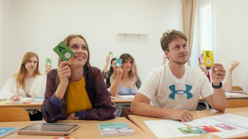 Studenti se aktivně zapojují do výuky pomocí hlasovacích kartiček.