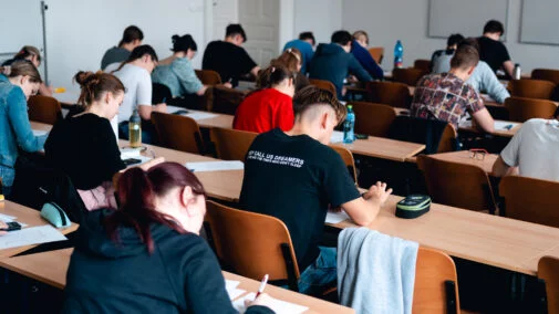 Pohled na studenty píšící prezenční modelové přijímačky na medicínu s Bmedic.