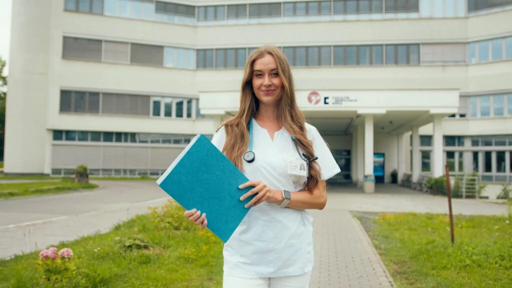 Lektorka Bmedic Soňa se stetoskopem před Fakultní nemocnicí Brno.